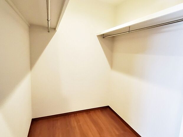 【WIC】 寝室に隣接したウォークインクローゼット! 両サイドにたっぷり収納できます!