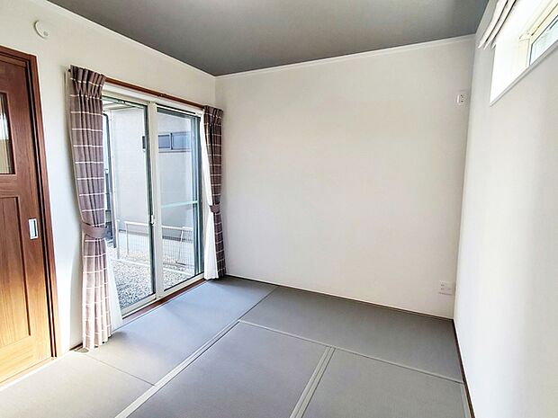 【和室6帖】 1階6帖の和室です。引き戸を開放すればリビングの延長としてご利用可能です。