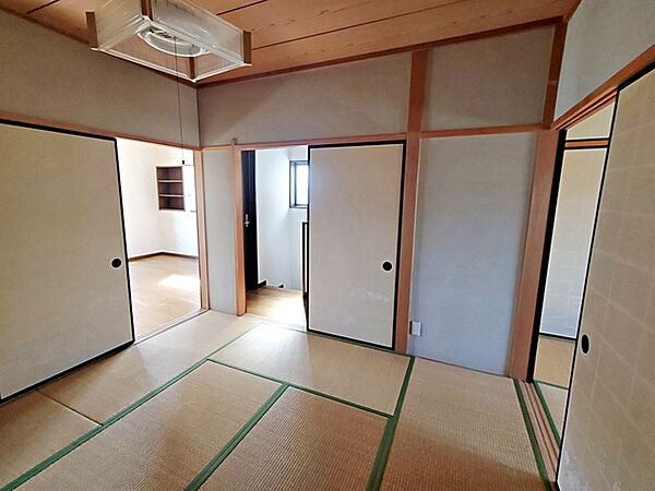 【2階和室】 2階3部屋は扉を開放して明るくお使いいただくこともできます