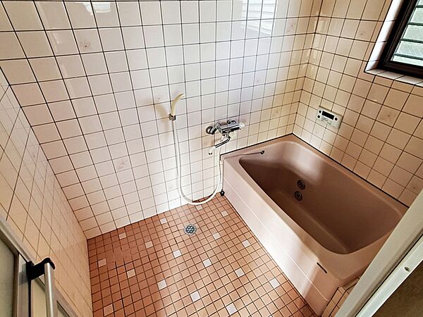 窓付きのため換気しやすく、日差しも取り入られる浴室