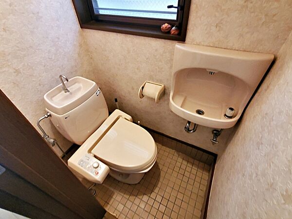 窓があり自然の風や日差しで気持ちの良い開放感のあるトイレ