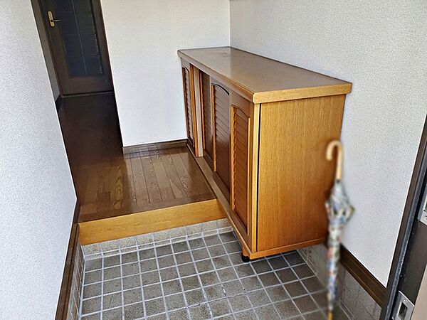 【シューズボックス】 シューズボックスをフラットにし圧迫感を無くした明るく開放的な玄関です