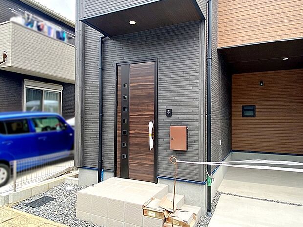 【玄関】 庇があり、雨にも濡れにくい玄関ポーチ 