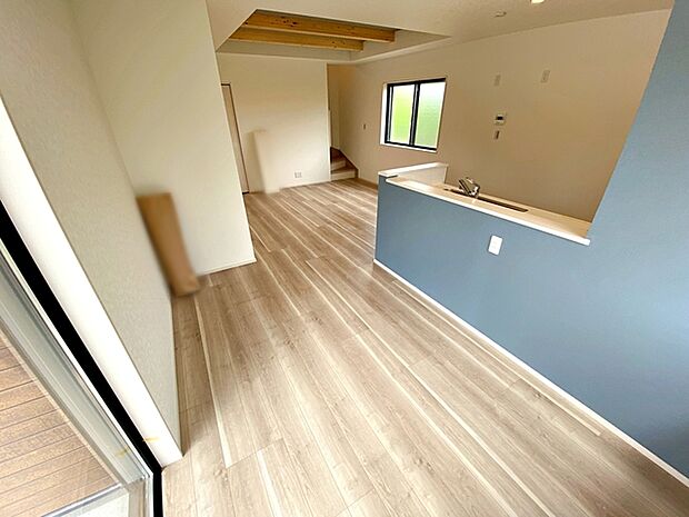 【リビング17帖】 太陽の光がたくさん降り注ぐ、明るいLDK。天井の見せ梁部分がとってもおしゃれです！ 