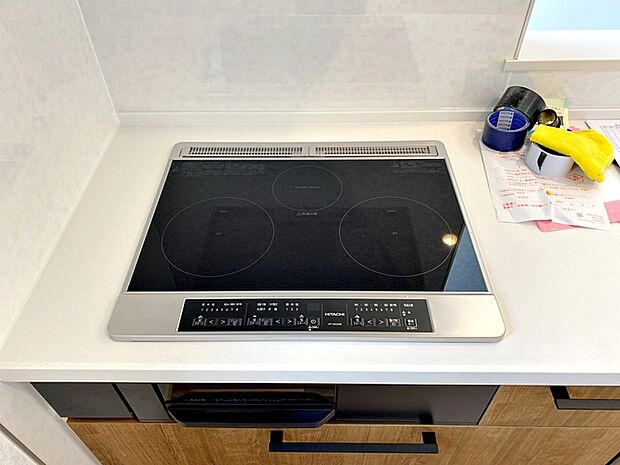 火を使わず安全性の高いIHクッキングヒーター。お手入れも楽々。お子様や高齢者の居るご家庭に嬉しい設備