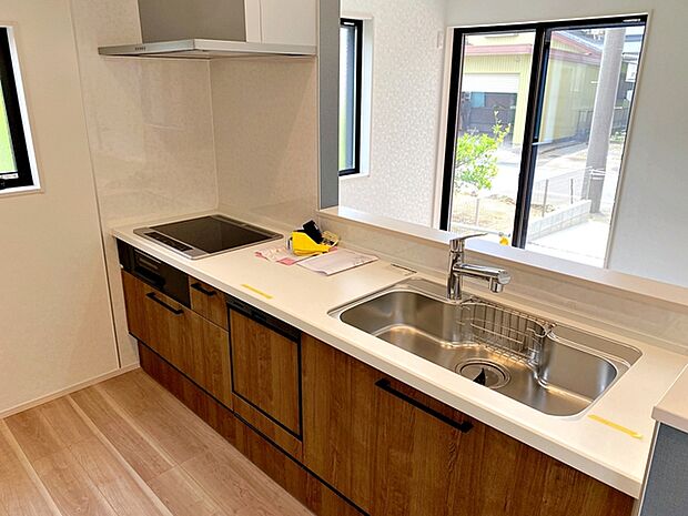 【キッチン】 対面式で、キッチンで作業しながらお子様を安心して見守れます。 
