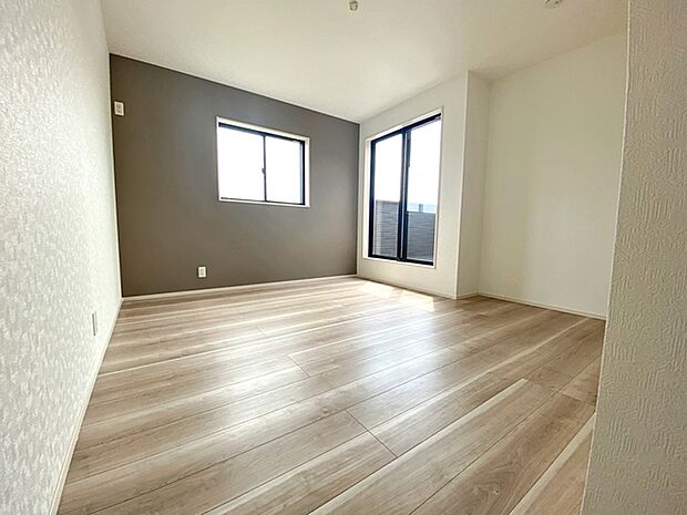 【洋室7.7帖】 2階の寝室からは広々としたバルコニーに出られます。ウォークインクローゼットも付いてます!