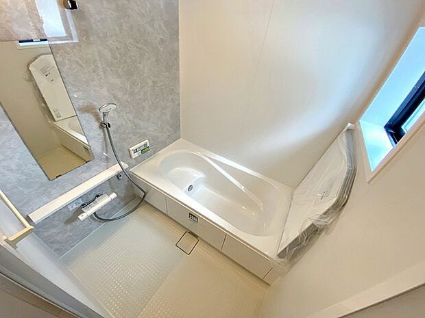 【浴室】 浴室は1坪タイプで親子一緒に入浴しても広くご利用できます！ステップ付きの浴槽は節水効果も。 