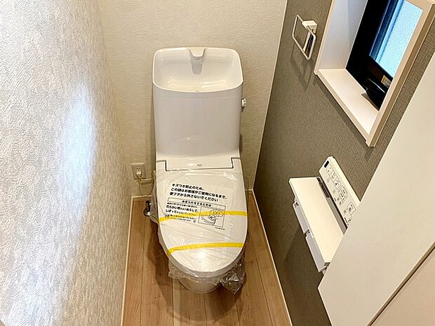 【トイレ】 1、2階共にシャワー機能付!小窓が付いている為換気もスッキリして頂けます。