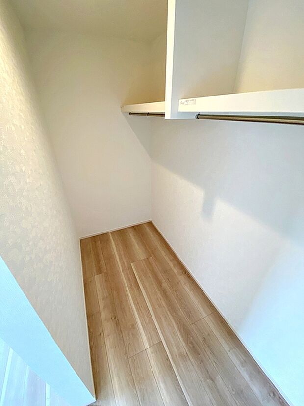 【ウォークインクローゼット】 WICは洋服、帽子、バッグなど全て収納可能！お部屋がスッキリ整理整頓できます！ 