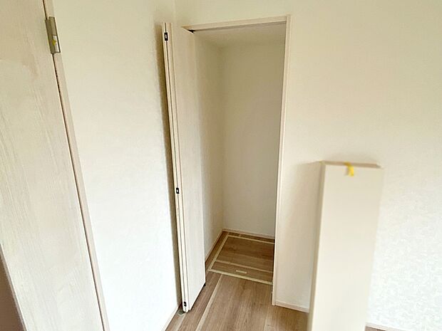 リビングにも収納を設け、いつでも自然に片付く間取りに。掃除道具やおもちゃなどを収納できるスペース。 