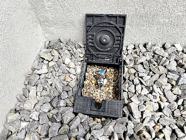 玄関横には散水栓が設置されています！お庭の水撒き、洗車、お掃除、お子様の水遊びなど便利です！ 