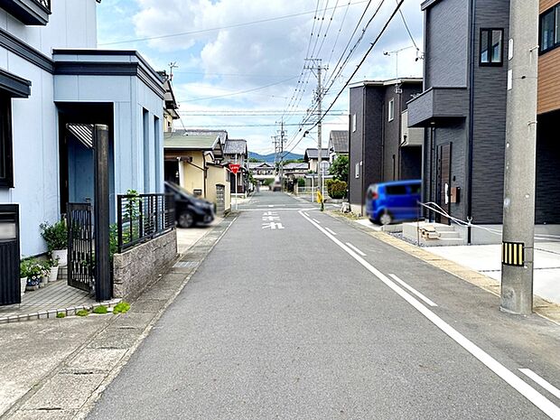 前面道路：西側約6ｍ幅。前面道路はゆとりの6ｍ!車通りが少なく、駐車が苦手な方でも安心の道路幅です 