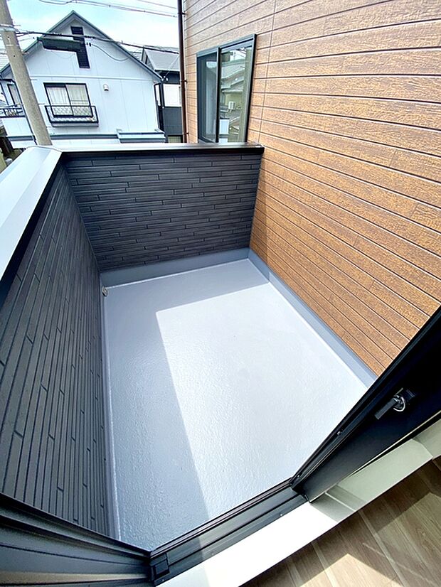 【バルコニー】 陽当たり良好で、晴れた日には洗濯物がカラッと乾きますね