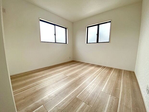 【洋室6.8帖】 2面採光で、晴れの日の日中はいつも明るい室内に。窓を開放すれば気持ちの良い風が入ります。