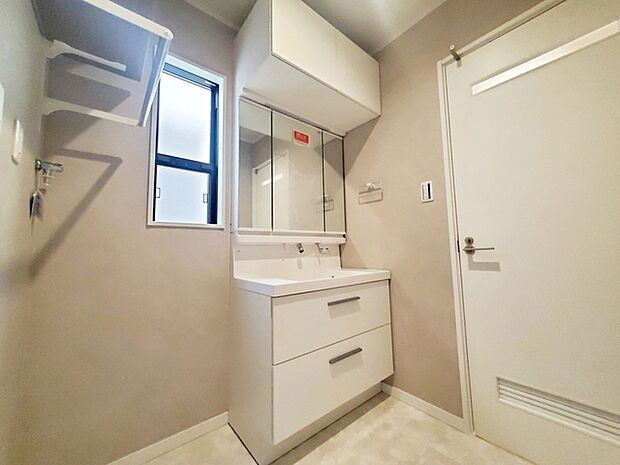 【洗面台】 収納力と機能性に優れた洗面台で、朝の忙しい時間でも身支度準備がスムーズにできます。 