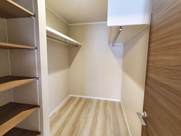 【WIC】 ハンガーにかけた洋服、帽子やバッグ他収納した物を見渡すことができ整理整頓がしやすい！ 