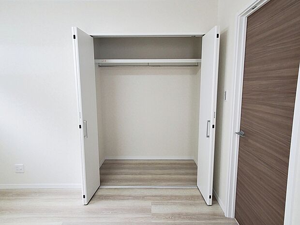 パイプハンガー付きのクローゼットは服を畳まず収納でき大切な衣類をシワや日焼けから守ります。 