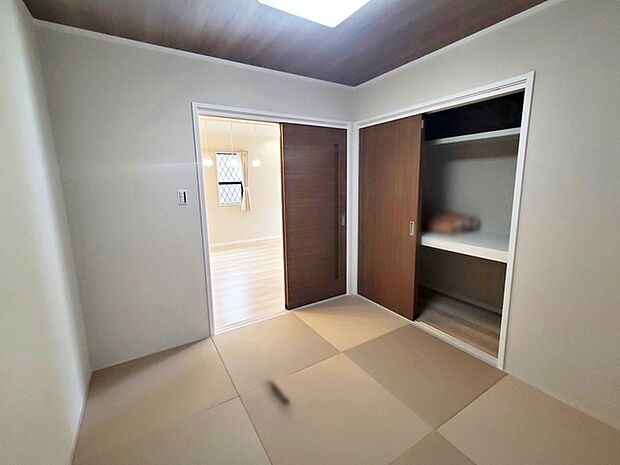 【和室5帖】 和モダンのお洒落な空間。普段はお子様の遊びスペースやくつろぎスペースにも使えます！ 