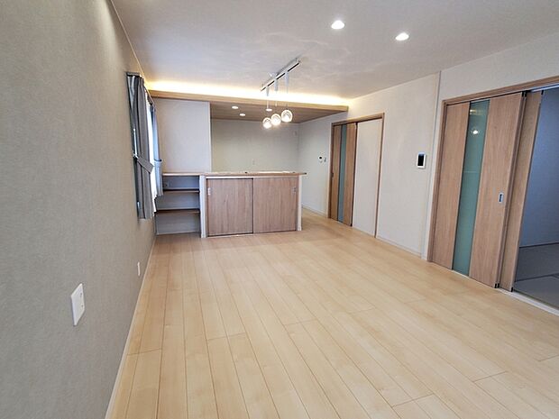 ナチュラルな色合いの18帖LDKです。家具やインテリアの選択肢が広がりそうです。ご家族が自然と集って思い出がたくさん生まれる空間になります。