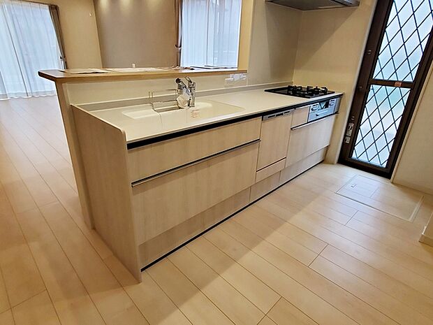 収納力豊富なシステムキッチン。毎日の洗い物がラクになる便利な食洗機付きです!時間を短縮して、家事の時間も確保できます。