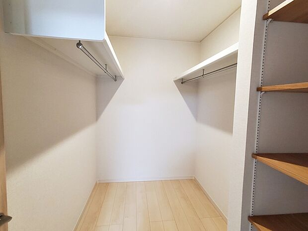 大容量のウォークインクローゼットで衣類や大きい荷物等も綺麗に収納!