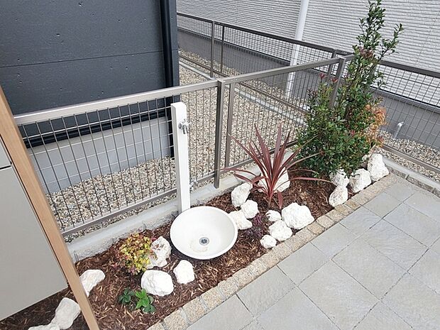 庭の植木や草花、家庭菜園などへの水やり、洗車や汚れものを洗うのに便利です