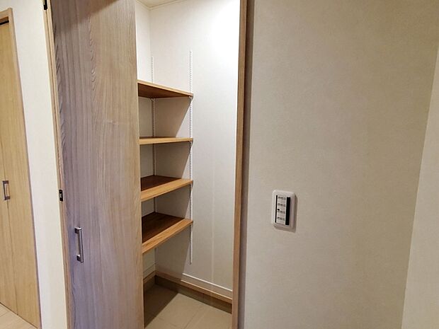 【土間収納】 土間収納にはお子様の遊び道具や部活用品、ゴルフバッグにちょっとしたキャンプグッズなども収納できます