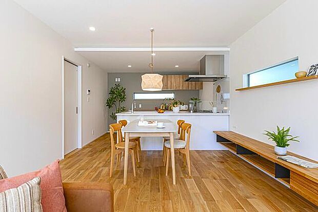 忙しい朝でもご家族揃って食事ができる、ゆとりある大きさのダイニングスペースです!