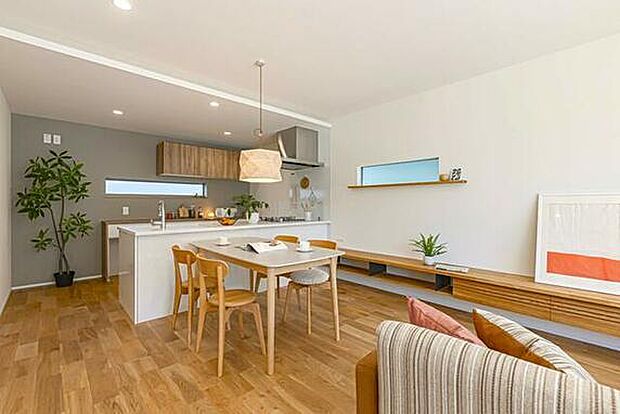 【リビング15.7帖】 温かみのある天然無垢材フローリングのLDK。ダイニングセットを置いてもゆとりがあります!