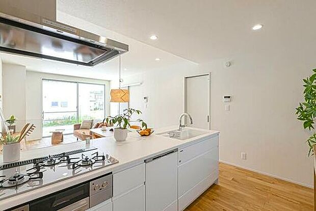 【キッチン】 対面式で、キッチンで作業しながらお子様を安心して見守れます。 