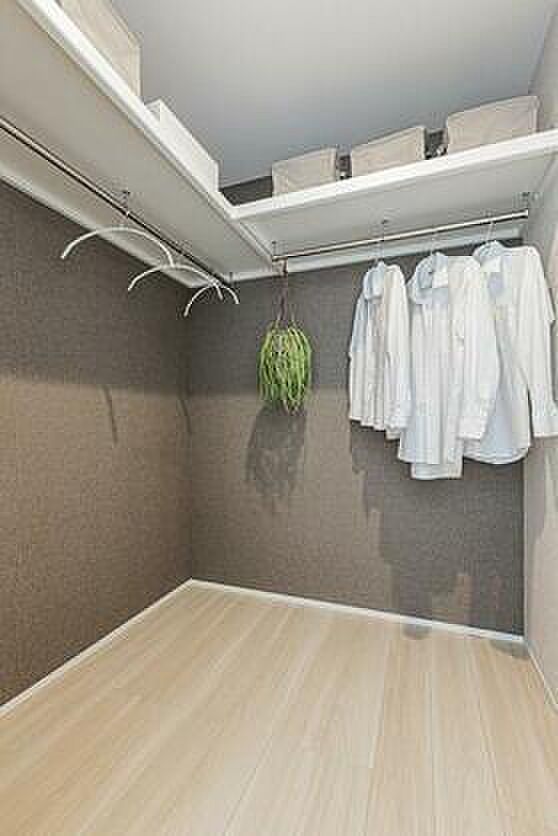 【WIC】 ハンガーにかけた洋服、帽子やバッグ他収納した物を見渡すことができ整理整頓がしやすい!