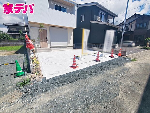 コンクリート駐車場で見た目もオシャレ。車体やタイヤに負担がなく駐車可能な並列駐車場