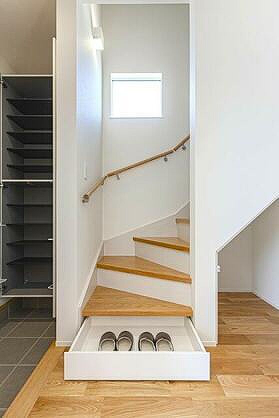 階段には手摺があり昇降の動作を安全にサポート。安心・安全の暮らしを支えます。