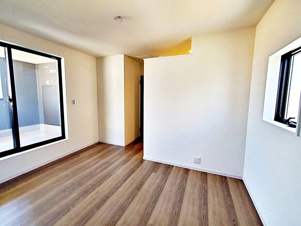 【洋室8帖】 2面採光で、晴れの日の日中はいつも明るい室内に。窓を開放すれば気持ちの良い風が入ります。