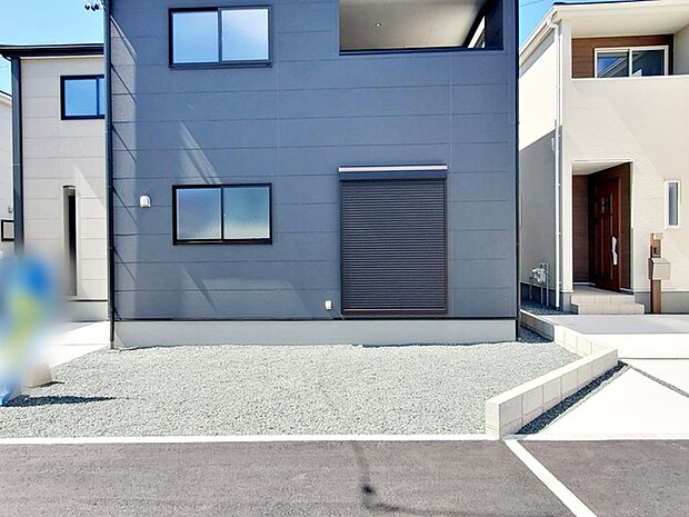 ハーブやお花を植えてガーデニングを楽しんだり、プール遊びや家族でBBQなど楽しみ広がる南庭。