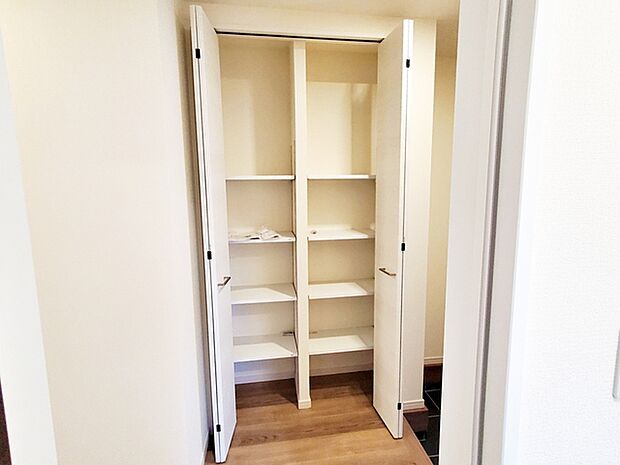 玄関収納付きで玄関スッキリ!