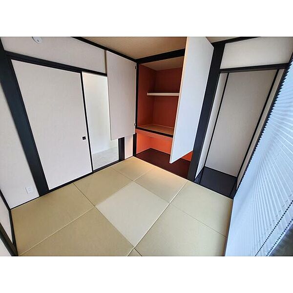 玄関横の和室。応接間にも便利なお部屋です。