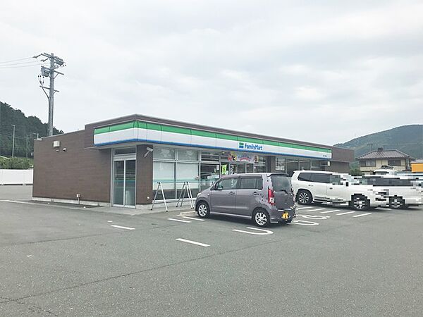 ファミリーマート新城一鍬田店（4520m）