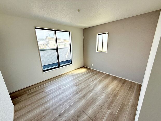 【洋室7.3帖】 主寝室には衣類収納やタンスを置く事もできるＷＩＣ付き！室内を広々と使えますね。 