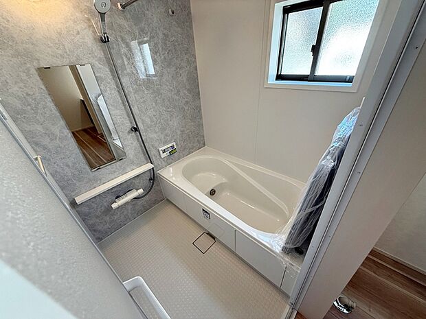 【浴室】 足がしっかりと伸ばせる快適な空間でリラクゼーション。一日の疲れをリフレッシュ！ 