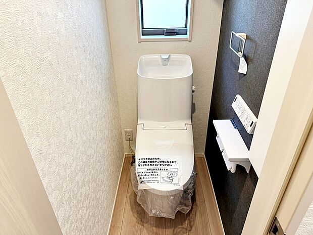 【トイレ】 各フロア1カ所ずつシャワー機能付トイレを設置しており、忙しい朝の混雑も解消!