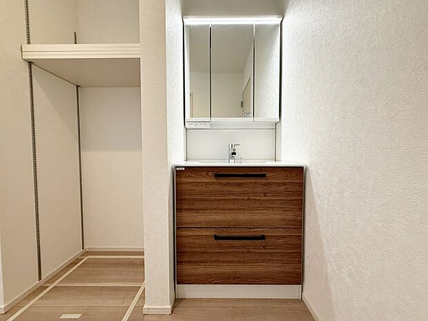 【洗面台】 洗面台の三面鏡の裏には収納があるので、見られたくないものの収納に便利