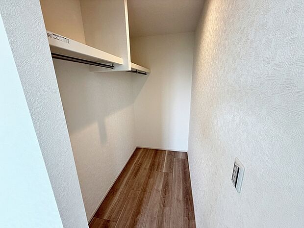 ウォークインクローゼットはタンスを置くこともでき、地震など災害時の被害を少なくするなどのメリットも