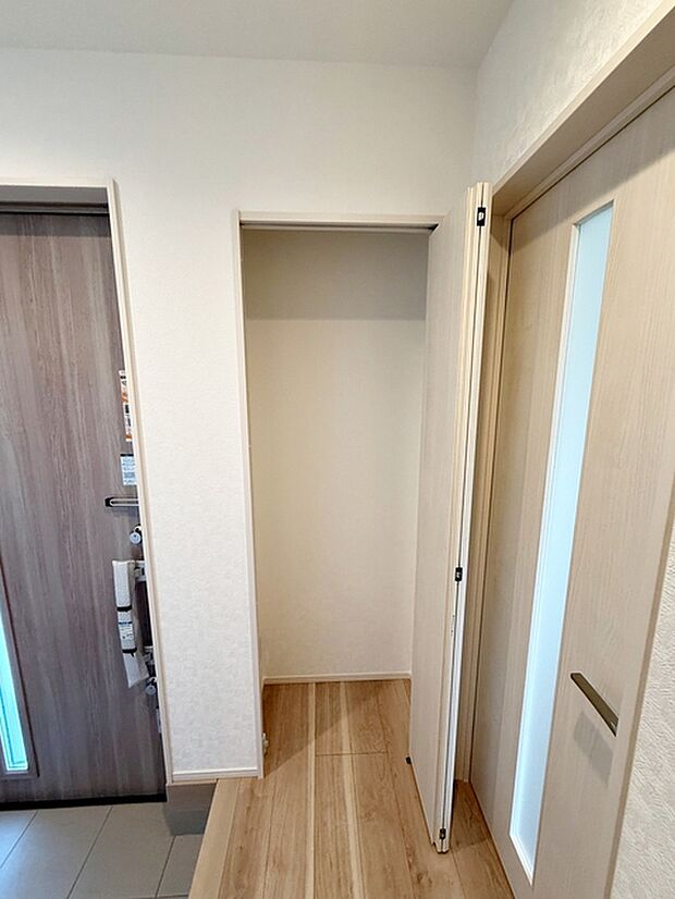 上着や荷物の保管にも便利な玄関ホール収納。