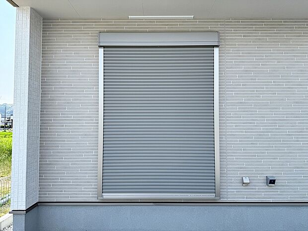 台風などから窓を守り、外出時の防犯対策に開け閉め楽々なシャッター式