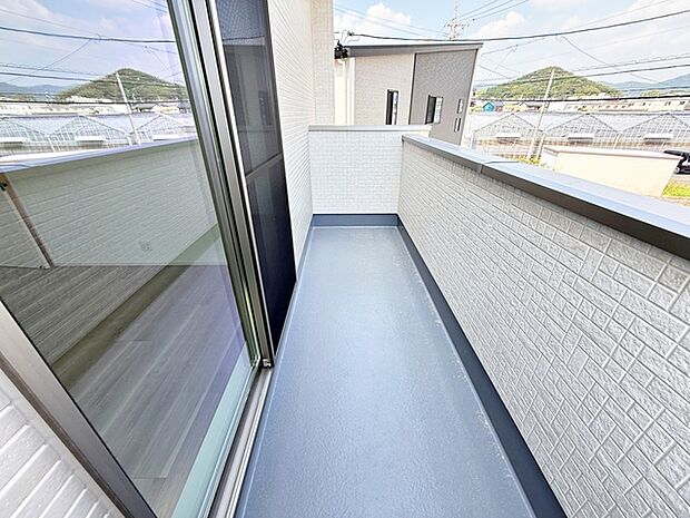 横長のバルコニーで、洗濯物に日差しが降り注ぎ、よく乾きそうです。