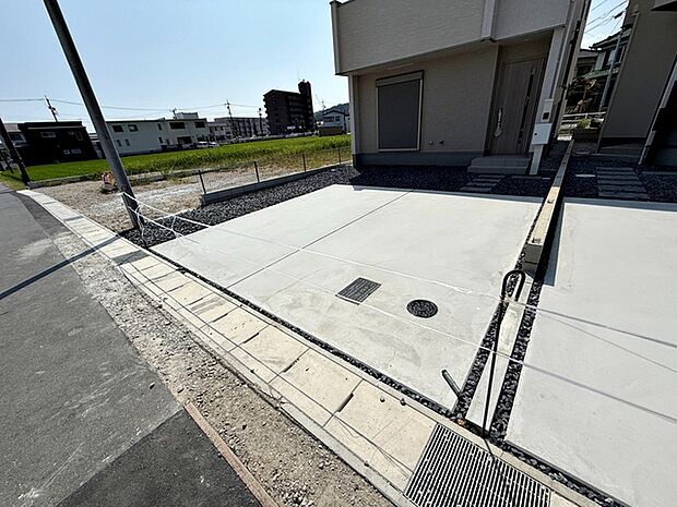 駐車スペースは3台分を確保!並列駐車が可能で車の出し入れもしやすく、運転の苦手な方にも安心です