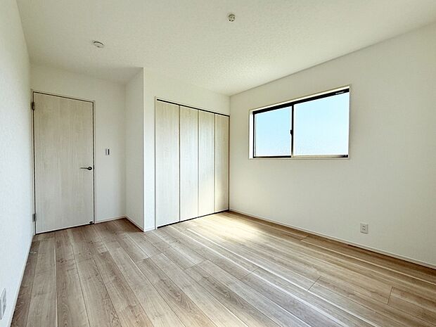 【洋室6.8帖】 全居室ペアガラスで断熱性・遮熱性があり結露が激減、保温・保冷効果で節電に繋がります。