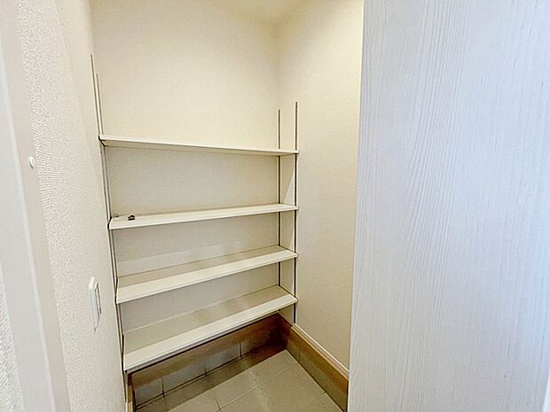 【シューズクローゼット】 お出掛け用品やお子様の外遊び道具などの収納に大活躍なシューズクローゼット！ 